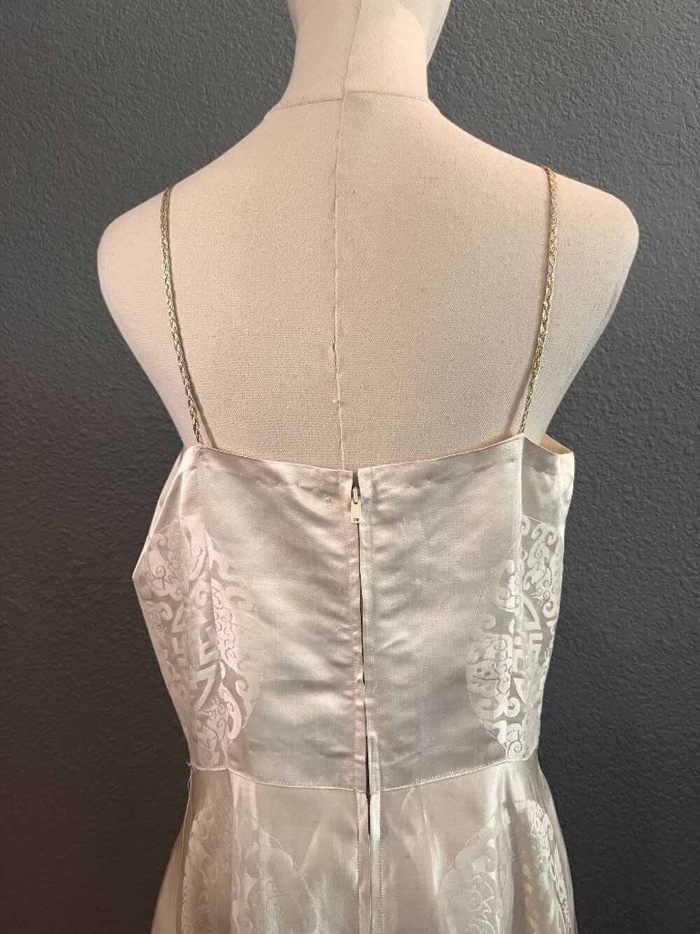 VINTAGE 50'S JOHN DOYLE BISHOP SEATTLE ASIAN INSPIRED SATIN DRESS IVORY & GOLD - Picture 7 of 15